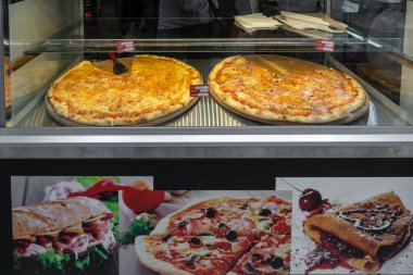 Budva, Karadağ - 6 Haziran 2022: Eski Budva kasabasındaki bir restoranda pizza standı