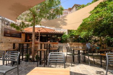 Budva, Karadağ - 6 Haziran 2022: Budva Eski Kasabası 'ndaki restoran. Budva kenti Karadağ 'da ünlü bir turizm beldesi