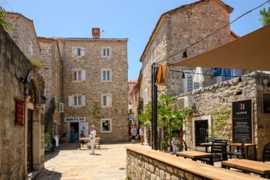 Budva, Karadağ - 6 Haziran 2022: Karadağ 'ın Budva Eski Kentinde geleneksel mimari