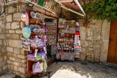 Budva, Karadağ - 6 Haziran 2022: Budva Eski Kasabası 'ndaki hediyelik eşya dükkanı. Budva kenti Karadağ 'da ünlü bir turizm beldesi