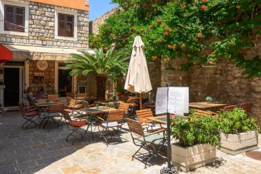 Budva, Karadağ - 6 Haziran 2022: Budva Eski Kasabası 'ndaki restoran. Budva kenti Karadağ 'da ünlü bir turizm beldesi