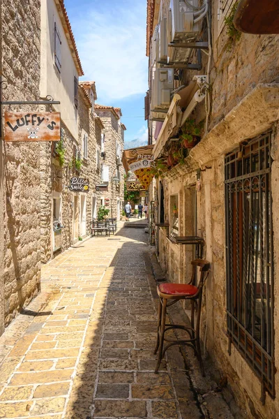 Budva, Karadağ - 6 Haziran 2022: Karadağ 'ın Budva Eski Kentinde geleneksel mimari