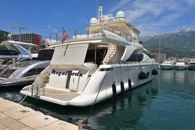 Budva, Karadağ - 6 Haziran 2022: Karadağ 'ın Adriyatik kıyısındaki Dukley Marina Budva' da lüks yat