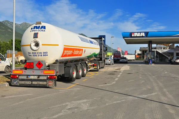 Kotor Montenegró 2022 Június Tanker Gázkamion Egy Benzinkútnál Kotor Városában — Stock Fotó