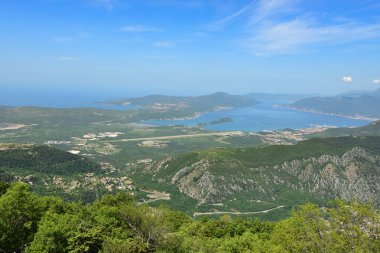Karadağ 'ın güneybatısındaki Adriyatik Denizi' nin Kotor Körfezi (Boka olarak da bilinir)