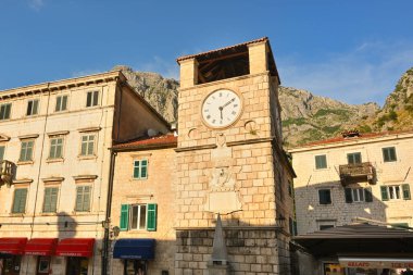 Kotor, Karadağ - 7 Haziran 2022: Eski Kotor kasabasındaki saat kulesi. Karadağ