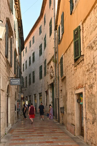 Kotor Montenegro June 2022 Tourists Walk Narrow Street Old Town — Stock Photo, Image