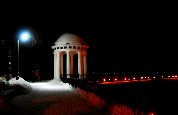 Rotunda branca na margem da flecha nos rios Volga e Oka em Yaroslavl — Fotografia de Stock