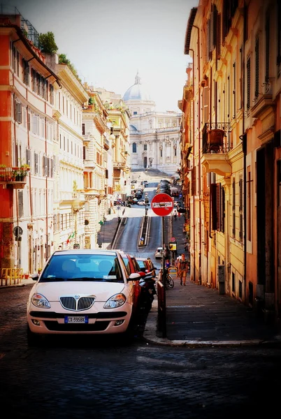 大聖堂の景色を持つローマの日当たりの良い街 — ストック写真