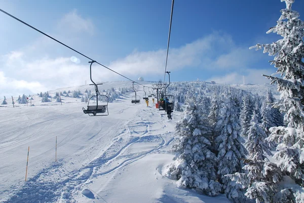 Sulle montagne della Serbia durante una gita sugli sci in Europa — Foto Stock