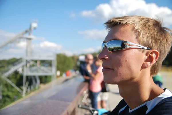 Cyclist on a sunny day admiring the view of Moscow from Sparrow Hills in Moscow — Stock Photo, Image