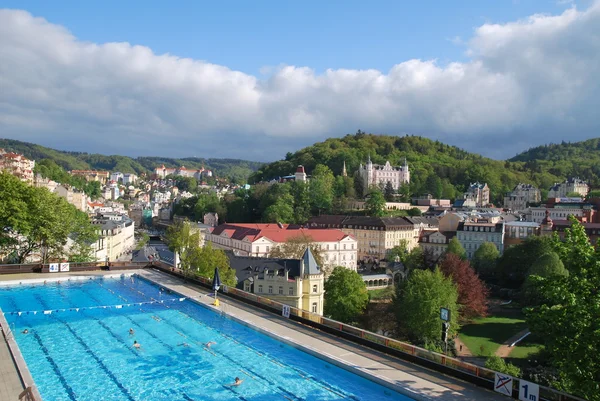 Outdoor swimming pool in Karlovy Vary in the Czech Republic — Stock Photo, Image