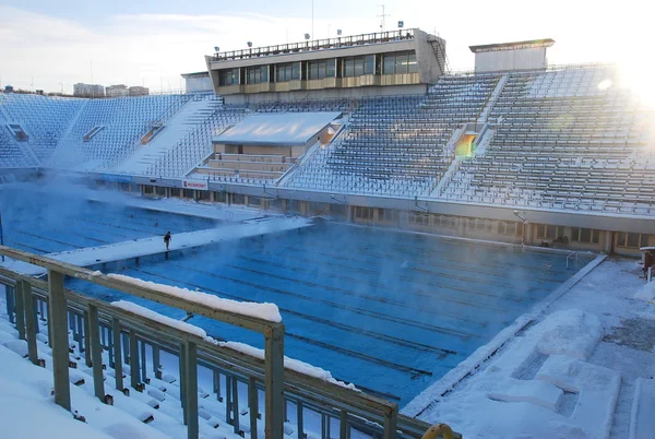 Открытый бассейн на стадионе "Лужники" в Москве, работает зимой — стоковое фото