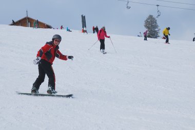 Snowboard Bansko (Bulgaristan) dağın tepesinde ile güneşli bir günde sürmek