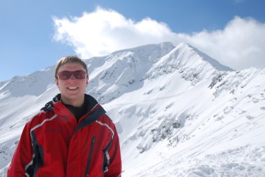 Bulgaristan Bansko açık güneşli bir Dağı'nda snowboard