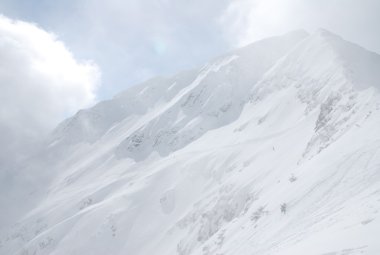 güneşli bir dağın Bulgaristan Bansko kayak merkezi