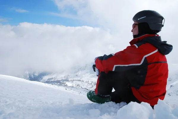 Snowboarder na montanha no Bansko búlgaro em um dia ensolarado claro — Fotografia de Stock