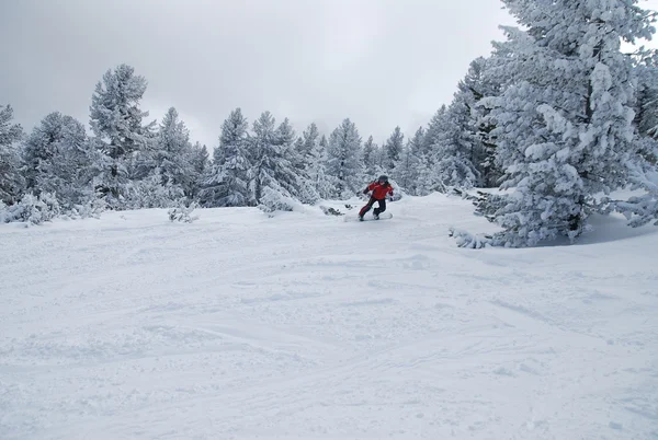 Snowboarder desce com o topo da montanha em Bansko (Bulgária ) — Fotografia de Stock