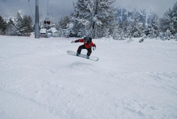 Snowboarder desce com o topo da montanha em Bansko (Bulgária) em um dia ensolarado — Fotografia de Stock