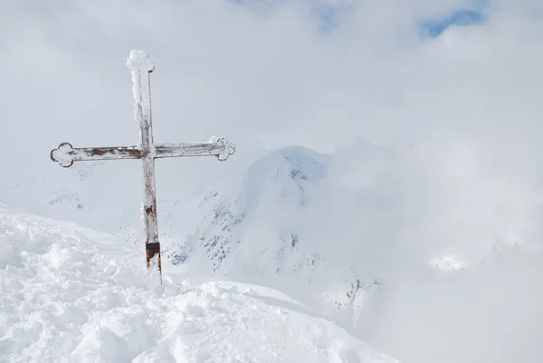 Orthodox cross on top of a mountain in Bansko Bulgaria reminds all athletes to be careful — Stock Photo, Image