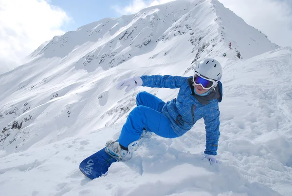 Snowboardzista na góry w Bułgarii bansko jasny słoneczny dzień — Zdjęcie stockowe
