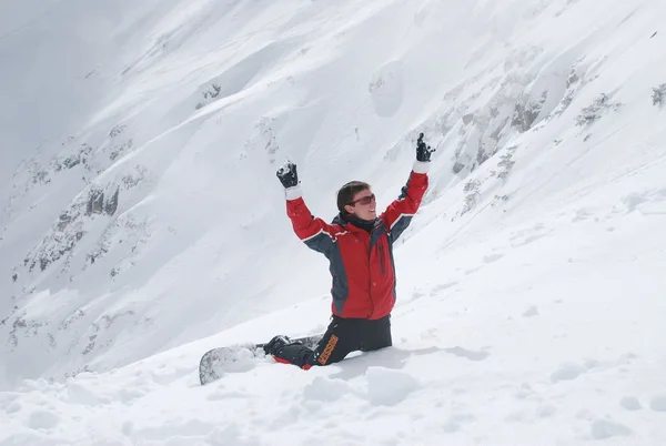 Snowboarder geniet grote weer naar beneden van de bergtop in bansko, Bulgarije — Stockfoto