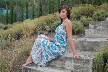 Kırım'ın Karadeniz kıyısında uzun elbiseli bir genç kız