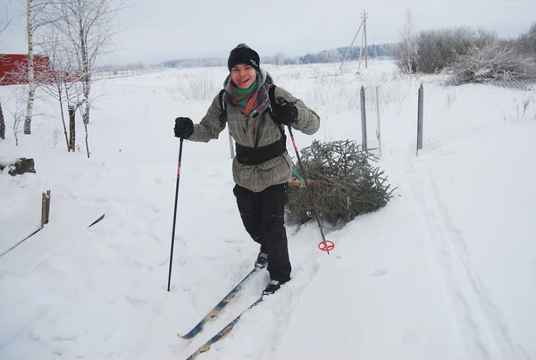 Voyage du Nouvel An dans un sapin de Noël skiant sur des champs enneigés — Photo