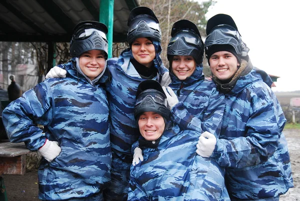 Les concurrents se préparent pour un combat de paintball chaud malgré la fraîcheur de la journée d'automne — Photo