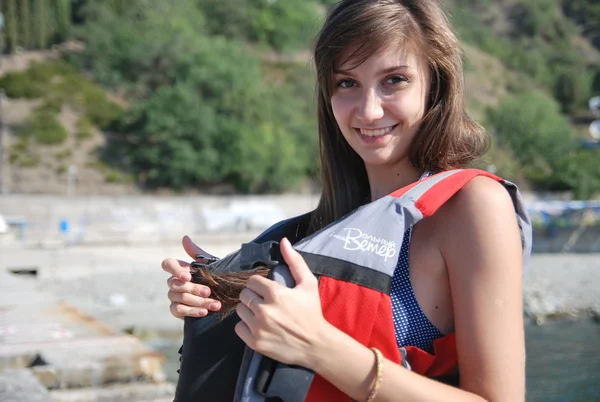 Giovane ragazza in posa in un mare atleti sulla costa del Mar Nero in Crimea — Foto Stock