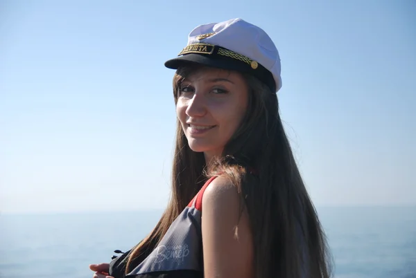 Giovane bella ragazza in posa sulla costa del Mar Nero e sul molo vicino alla città di Alushta in Crimea . — Foto Stock