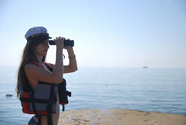 Giovane bella ragazza in posa sulla costa del Mar Nero e sul molo vicino alla città di Alushta in Crimea . — Foto Stock