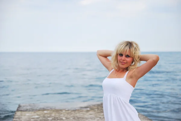 Young beautiful girl on the seashore — Stock Photo, Image