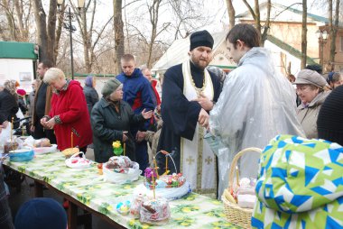kutsama Paskalya kek ve yumurta