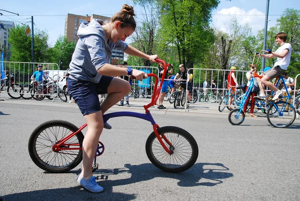 Guidare in bicicletta insolita nel centro di Mosca durante il festival della cultura ciclistica a Mosca — Foto Stock