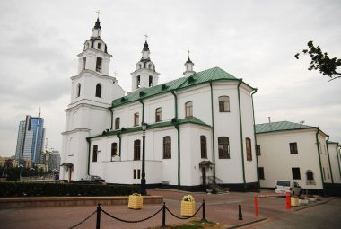 şehrin içinden bir yürüyüş sırasında minsk Merkezi ve nehir svisloch boyunca.
