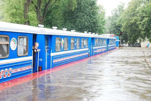 Children's railway in minsk. op deze weg zijn alleen kinderen. — Stockfoto