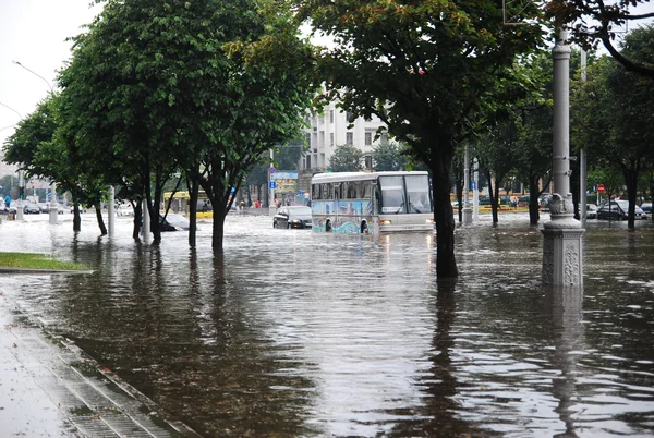 Minsk'te şiddetli bir yağmur sonra sokaklarında sel.