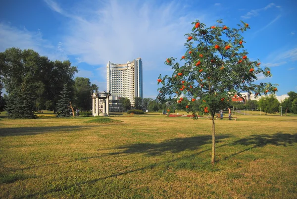 Durante un paseo por el centro de la ciudad de Minsk ya lo largo del río Svisloch . — Foto de Stock