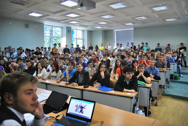 Acabou de entrar na universidade caloiros participando de sua primeira reunião — Fotografia de Stock