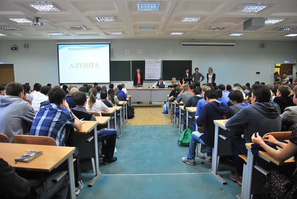 Just entered the university freshmen attending their first meeting — Stock Photo, Image