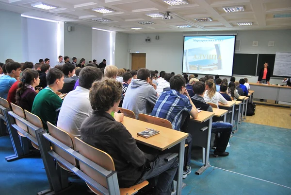 Just entered the university freshmen attending their first meeting — Stock Photo, Image