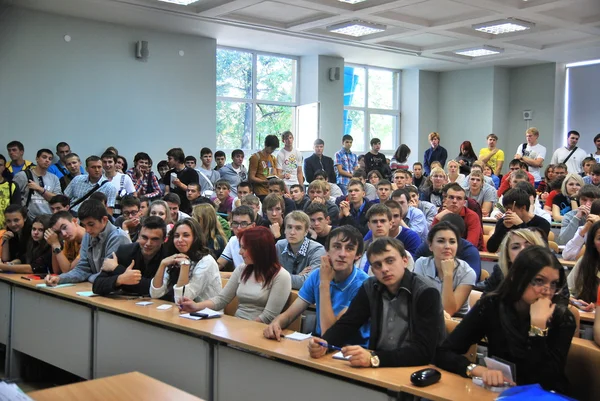 De Universiteit eerstejaars hun eerste vergadering zojuist heeft ingevoerd — Stockfoto