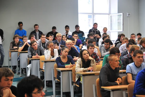 Just in universitet freshmen delta i deras första möte — Stockfoto