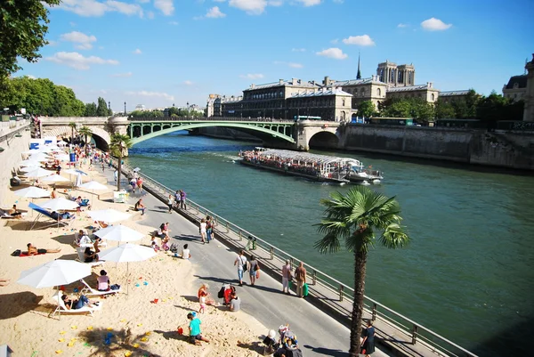 Kade van de rivier de seine in het centrum van Parijs in de zomer — Stockfoto
