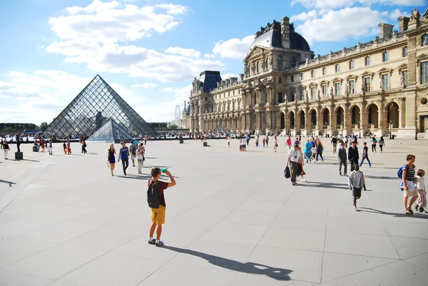 La piazza di fronte al Louvre di Parigi — Foto Stock