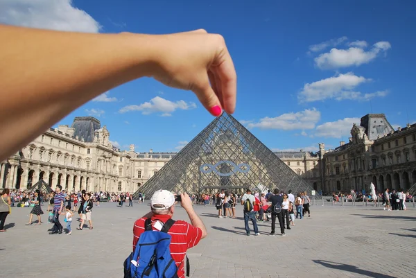 La piazza di fronte al Louvre di Parigi — Foto Stock