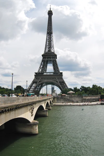 View of the Eiffel Tower - the main attraction of Paris — Stock Photo, Image