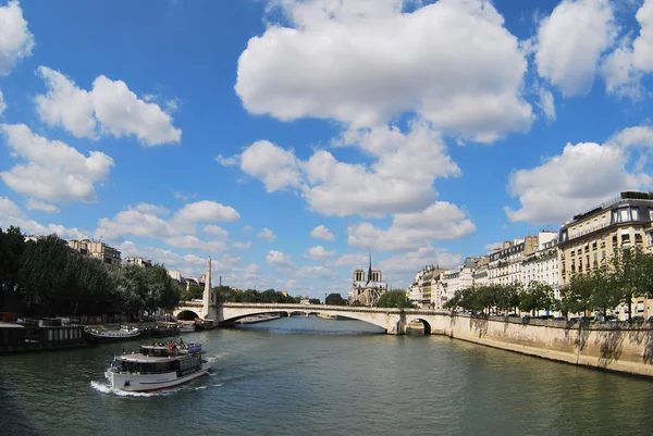 Quai de la Seine dans le centre de Paris en été — Photo