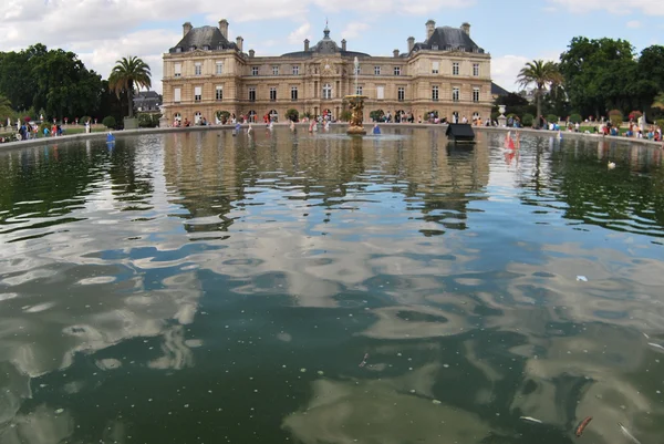 Teich in einem Park im Zentrum von Paris — Stockfoto